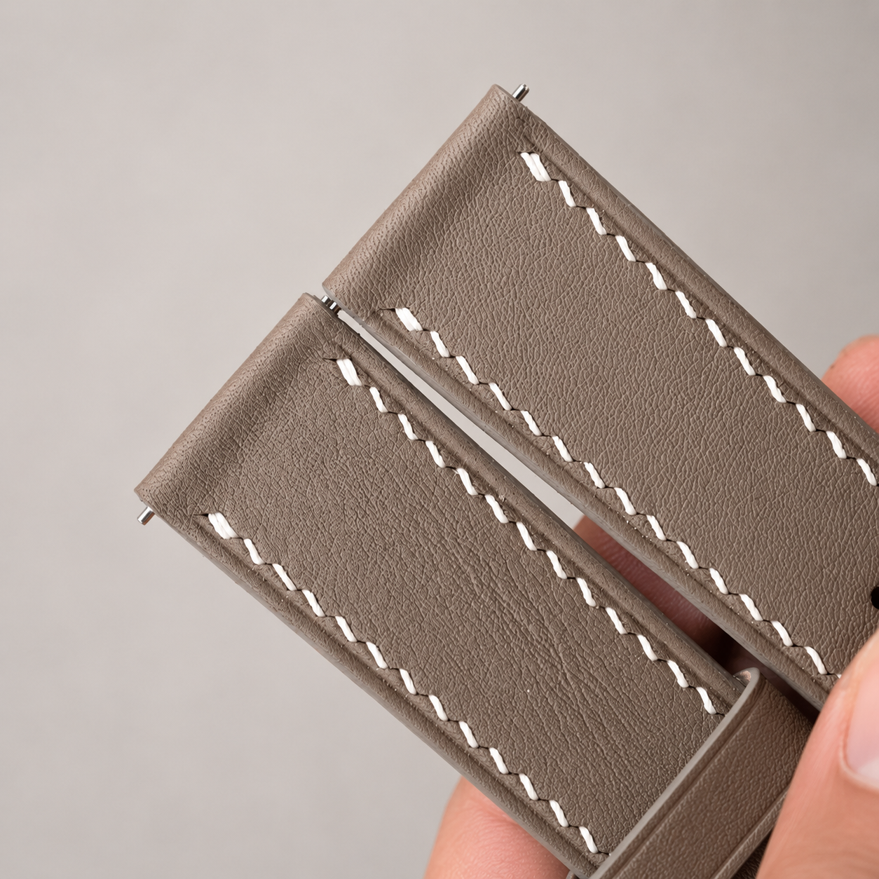 Flat Etoupe Taupe Swift calfskin watch strap detail